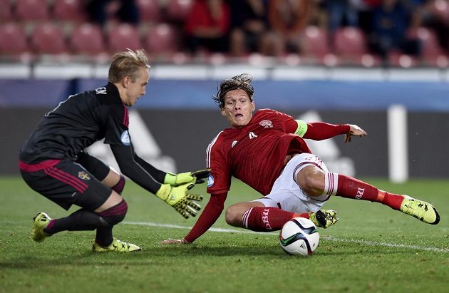 Jannik Vestergaard z Dánska švédského brankáře Patrik Carlgren v semifinálovém utkání nepřekonal.