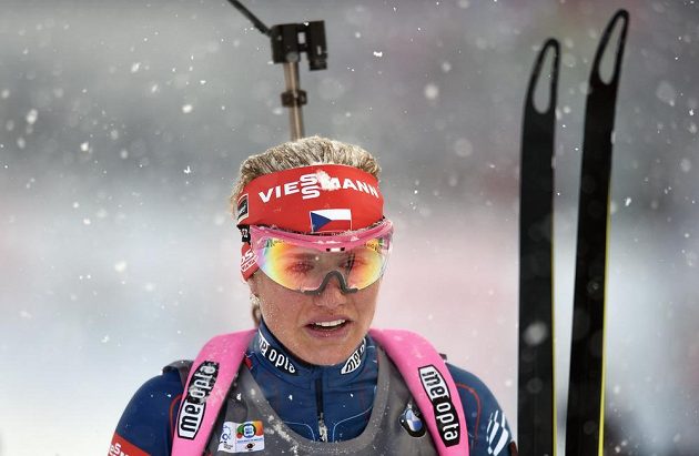 Gabriela Soukalová v cíli ve stíhacím závodu v rámci světového poháru v biatlonu ve Vysočina Areně v Novém Městě na Moravě.