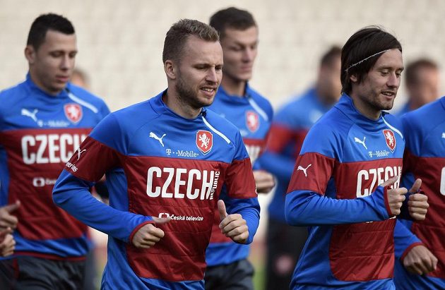 Čeští reprezentanti Michal Kadlec a Tomáš Rosický (vpravo) se chystají na kvalifikační utkání v Turecku a Kazachstánu.
