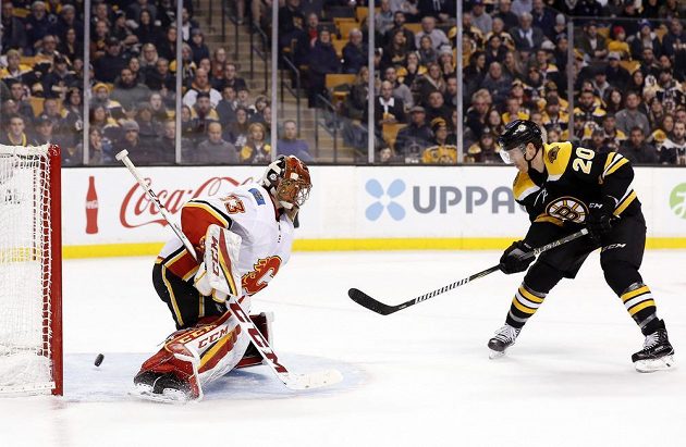 Gólman Calgary Flames David Rittich (33) inkasuje na ledě Bostonu. Překonal jej Riley Nash.