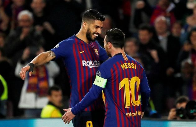 Gól! Hvězdy Barcelony Luis Suárez a střelec Lionel Messi slaví gól v síti Lyonu v utkání Ligy mistrů.