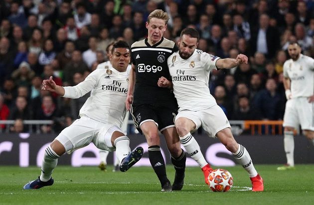 Frenkie de Jong (uprostřed) v souboji s hráči Realu Danim Carvajalem (vpravo) a Casemirem.