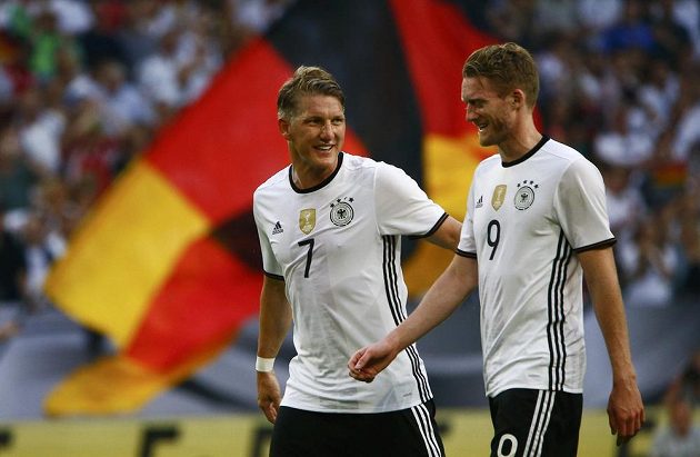 Spokojení němečtí fotbalisté Bastian Schweinsteiger (vlevo) a Andre Schürrle.