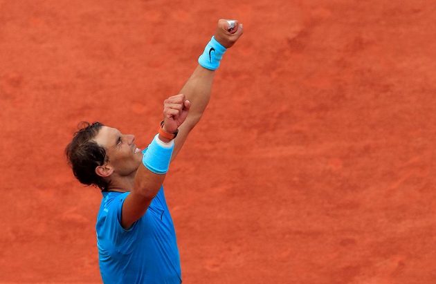 Španělský tenista Rafael Nadal slaví po triumfu na French Open.