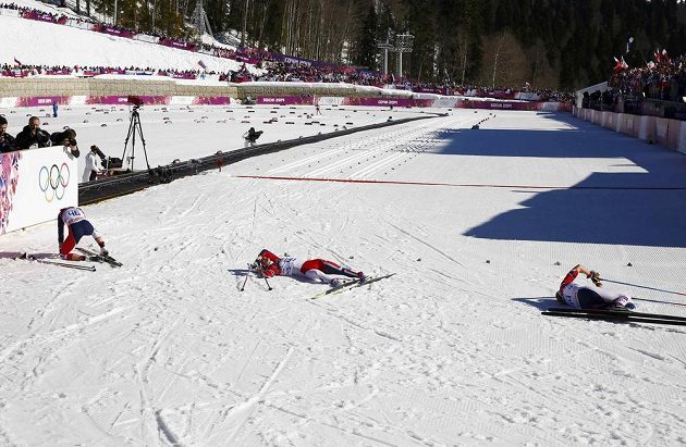 Ostré slunce a rozměklý sníh udělaly z klasické desítky pekelný podnik. Na snímku leží v cílovém protoru vyčerpané Norky (zleva) Therese Johaugová, Marit Björgenová a Astrid Uhrenholdtová Jacobsenová.