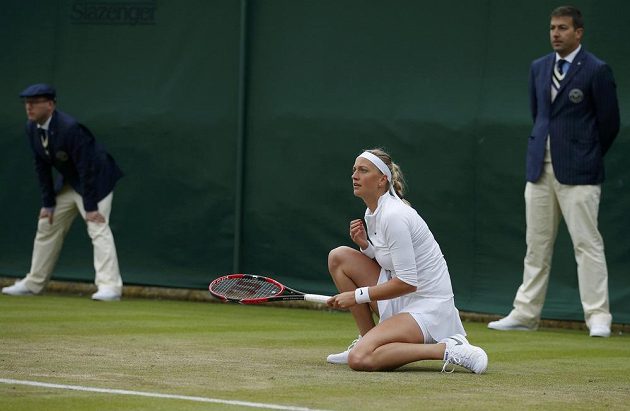 Radostné gesto Petry Kvitové v zápase s Rumunkou Soranou Cirsteaovou v prvním kole Wimbledonu.