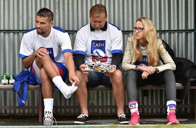 Fotbalista Milan Baroš (vlevo), Horst Siegl a Markéta Haindlová během tréninku.
