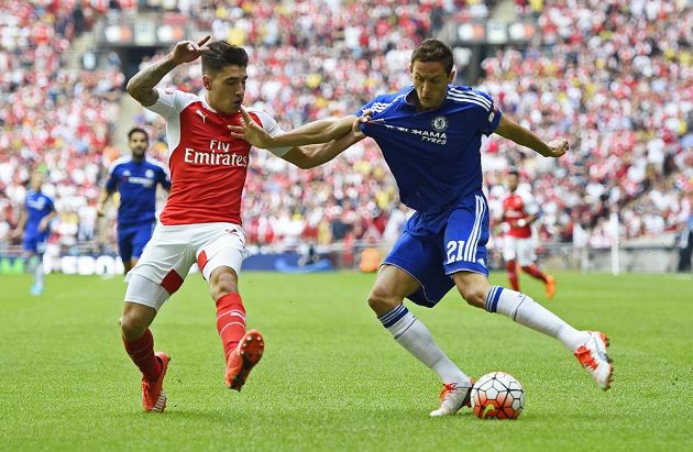 Hector Bellerin z Arsenalu (vlevo) se snaží zabránit v centrování Nemanjovi Matičovi z Chelsea.
