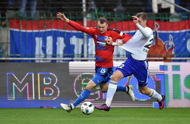 Michael Krmenčík z Plzně (vlevo) a Ladislav Takács z Mladé Boleslavi bojují o balón.