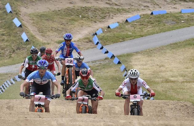Kateřina Nash (č. 29) na trati. Zleva vpředu Kanaďanka Catharine Pendrelová, Švýcarka Jolanda Neffová a Polka Maja Włoszczowská.