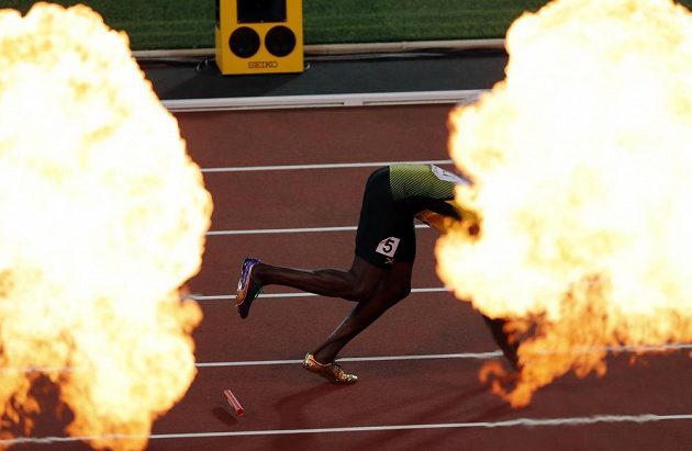 Ohňostroj na počest nejlepších, ale Jamajčan Usain Bolt padá ve finále štafety 4x100 m.