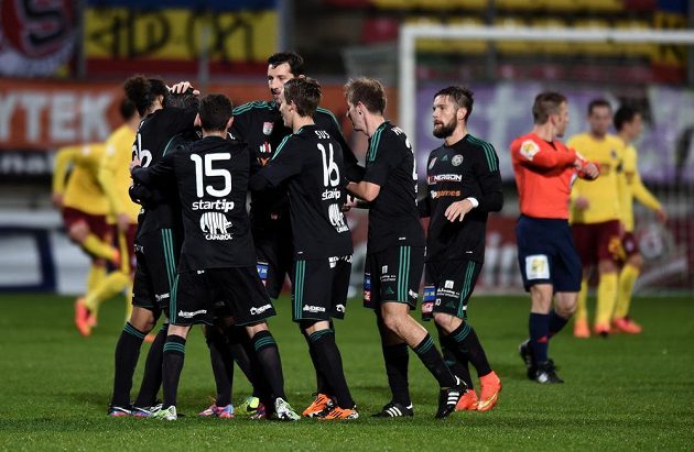 Fotbalisté Příbrami oslavují vedoucí gól během utkání osmifinále Poháru FAČR se Spartou.