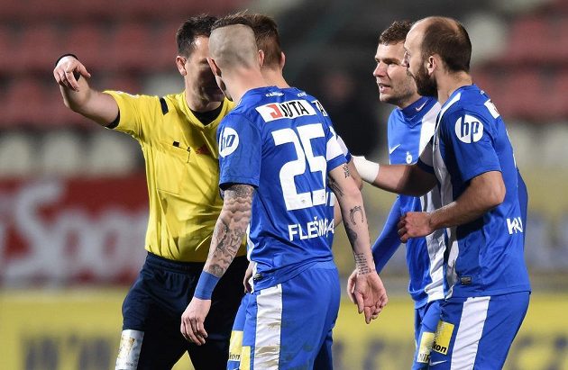 Fotbalisté Slovanu Liberec (zleva) Jiří Fleišman, Miloš Karišik a Tomáš Ďubek a rozhodčí Radek Příhoda během utkání v Příbrami.