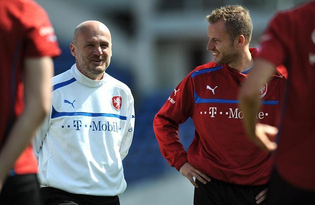 Trenér fotbalové reprezentace Michal Bílek (vlevo) a obránce Michal Kadlec během prvního tréninku před kvalifikačním zápasem s Itálií.