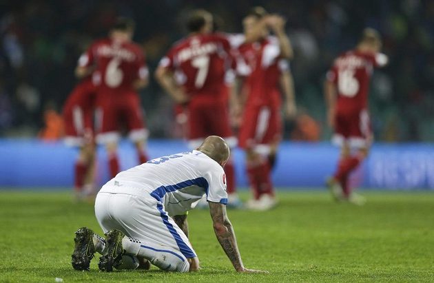Martin Škrtel sleduje slavící běloruské fotbalisty, kteří v Žilině senzačně zvítězili 1:0.
