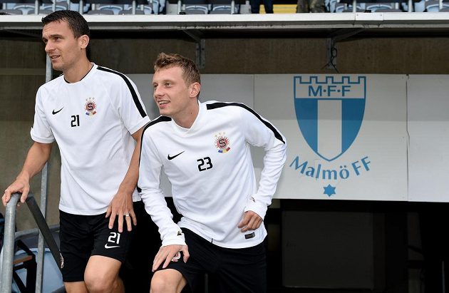 David Lafata (vlevo) a Ladislav Krejčí na předzápasovém tréninku ve švédském Malmö.