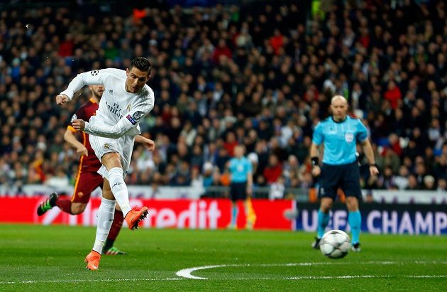 Cristiano Ronaldo pálí na branku AS Řím v odvetném utkání osmifinále Ligy mistrů.