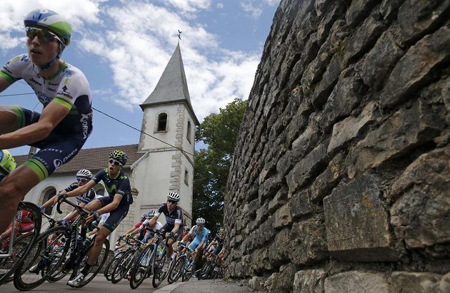 Cyklisté na trati jedenácté etapy Tour de France mezi městy Besancon a Oyonnax.