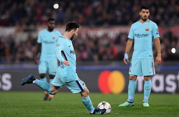 Barcelonský fotbalista Lionel Messi střílí z trestného kopu na branku AS Řím v odvetném čtvrtfinále Ligy mistrů.