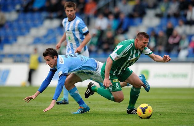 Ondřej Zahustel (vlevo) z Boleslavi a Václav Kalina z Bohemians v utkání 27. kola.