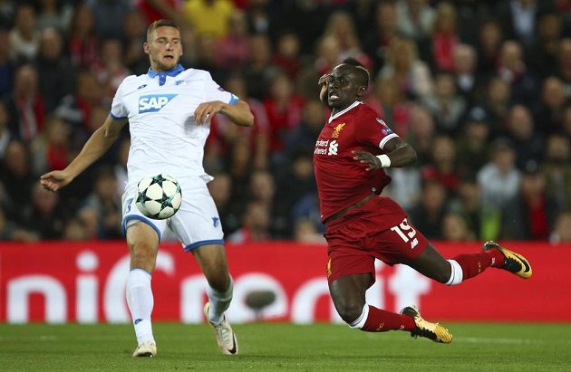 Liverpoolský Sadio Mané (vpravo) a Pavel Kadeřábek z Hoffenheimu v odvetě play off Ligy mistrů.