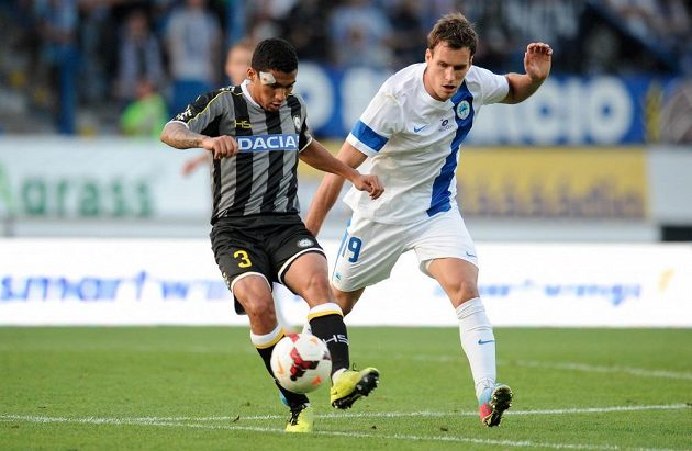 Allan Marques Loureiro (vlevo) z Udinese Calcio a Michael Rabušic z Liberce v odvetě play off Evropské ligy.