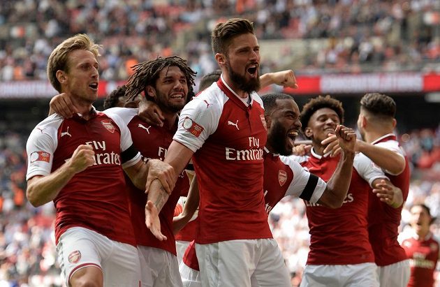 Radost fotbalistů Arsenalu poté, co Olivier Giroud (uprostřed) proměnil rozhodující penaltu v utkání Supepoháru s Chelsea.
