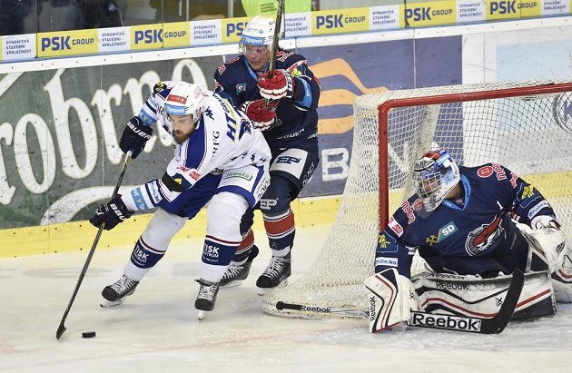 (Zleva) Jakub Koreis z Komety, Sergej Pereťagin z Chomutova a chomutovský brankář Miroslav Kopřiva v utkání 36. kola hokejové extraligy.