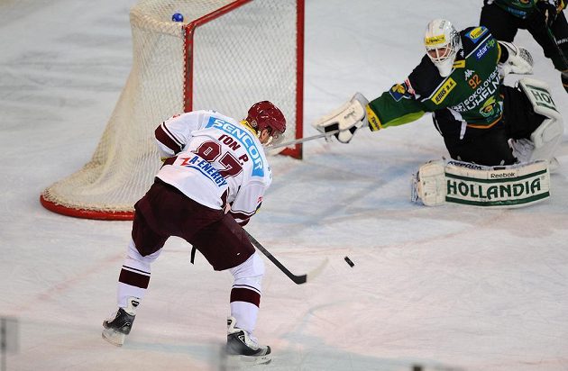Petr Ton ze Sparty střílí třetí gól svého týmu během extraligového utkání proti Karlovým Varům.