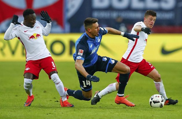 Sandro Wagner z Hoffenheimu mezi hráči Lipska, vlevo Naby Keita, vpravo Diego Demme.