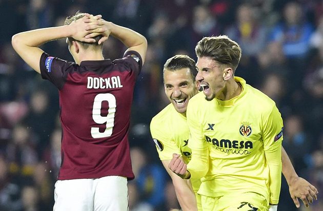 Samuel Castillejo z Villarrealu (vpravo) se raduje se spoluhráčem Robertem Soldadem (vlevo) z gólu proti Spartě. Vlevo smutný Bořek Dočkal.