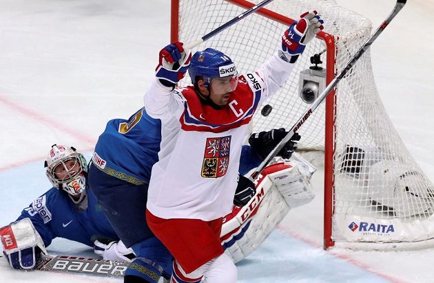 Kapitán hokejové reprezentace Tomáš Plekanec se raduje z úvodní branky proti Kazachstánu.