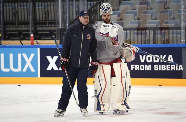 Trenér brankářů Martin Prusek (vlevo) a Alexander Salák během tréninku české reprezentace v O2 areně den před začátkem MS.
