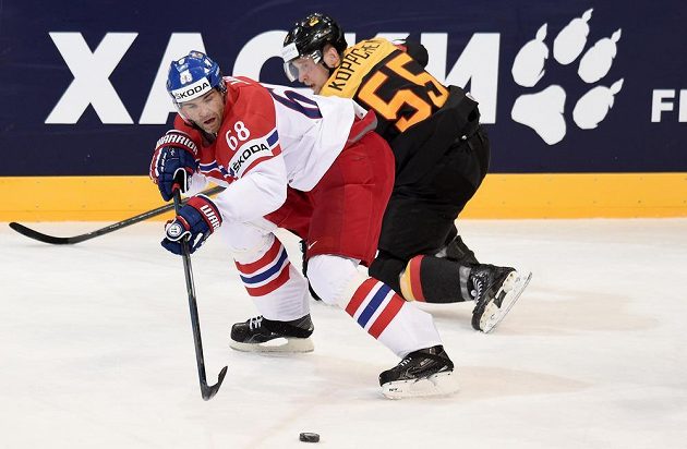 Jaromír Jágr a Němec Patrick Koppchen během utkání hokejového mistrovství světa.