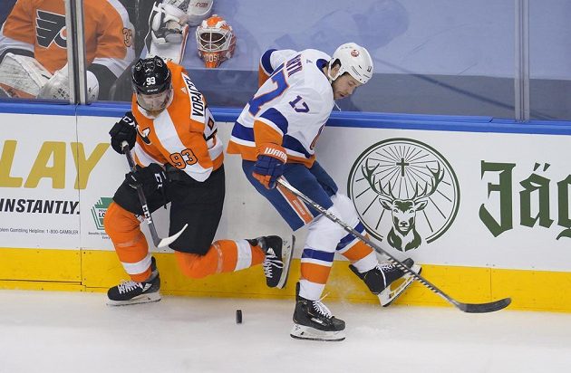 Jakub Voráček (93) z Philadelphie a Matt Martin (17) z New York Islanders.