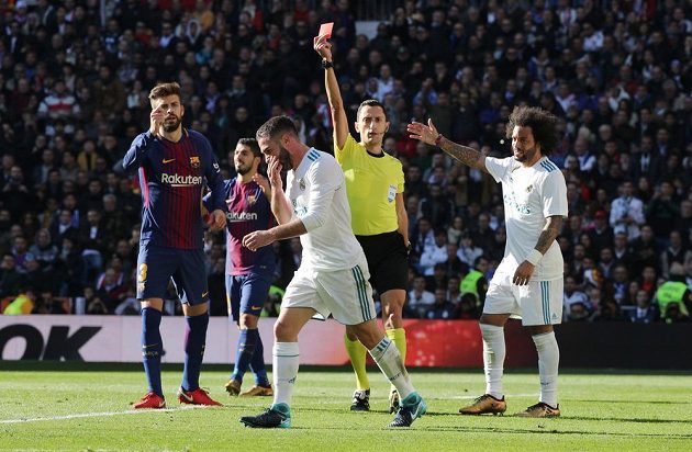 Rozhodčí Sánchez ukazuje Carvajalovi z Realu červenou kartu. Vpravo jeho spoluhráč Marcelo, vlevo Gerard Piqué z Barcelony.