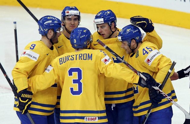 Švédský hokejista Joakim Lindström (druhý zprava) slaví se spoluhráči gól proti české reprezentaci.