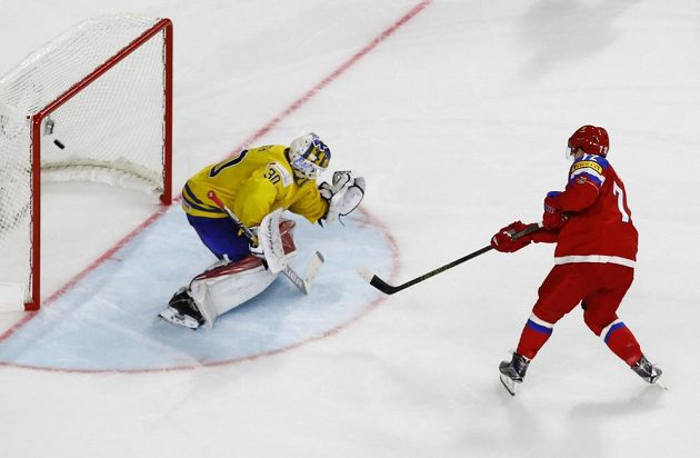 Ruský střelec Arťjom Panarin střílí gól do sítě Švédska ze samostatného nájezdu. Tím rozhodl o vítězství Ruska v zahajovacím utkání mistrovství světa.