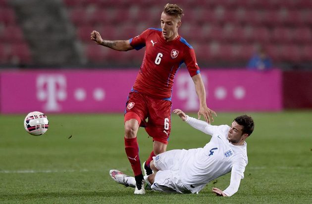 Český záložník Václav Petrák (v červeném) a Angličan Jake Forster-Caskey při přátelském utkání jednadvacítek v Praze na Letné.
