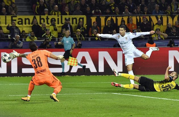 Cristiano Ronaldo dává třetí gól Realu Madrid v souboji s Borussií Dortmund.