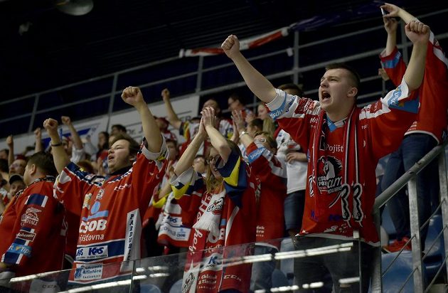 Fanoušci Pardubic se radují po vítězném utkání, kterým si Dynamo zajistilo účast v nejvyšší soutěži i pro příští sezonu.