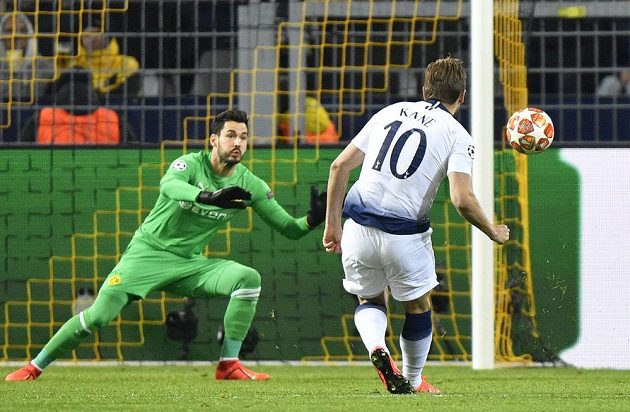 Harry Kane střílí gól Tottenhamu, brankář Dortmundu Roman Bürki už zasáhnout nestačil.