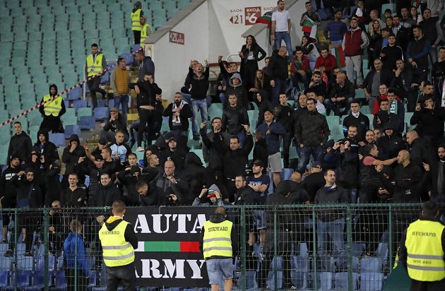 Bulharští fanoušci rasisticky uráželi fotbalisty Anglie. Duel byl dvakrát kvůli jejich chování přerušen.