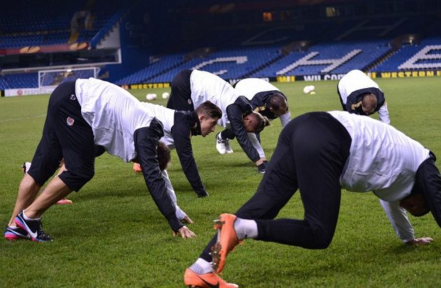 Lukáš Vácha (druhý zleva) během předzápasového tréninku před odvetou utkání Evropské ligy s Chelsea.
