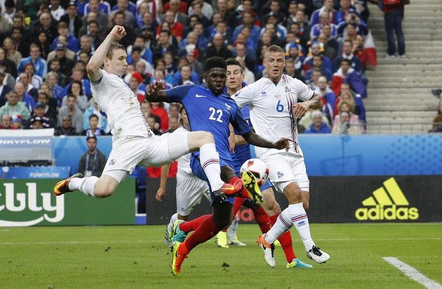 Islandský útočník Jón Dadi Bödvarsson (vlevo) se dostal do šance, zblokoval ho však Samuel Umtiti.