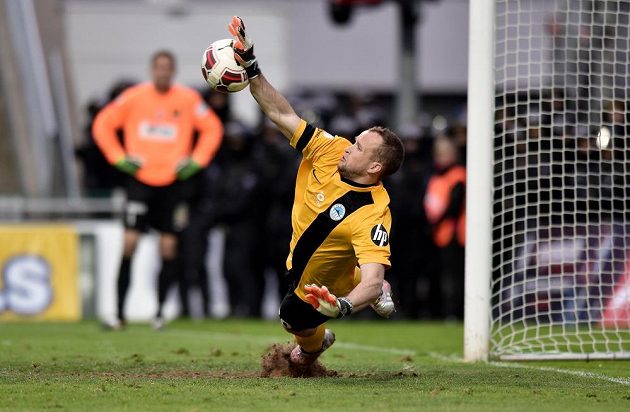 Liberecký brankář Lukáš Hroššo chytá penaltu ve finále Poháru FAČR proti Jablonci.