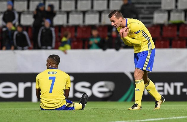 Zlínští fotbalisté Dame Diop a Adnan Džafič po největší zlínské šanci v nastavení druhého poločasu.