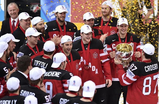 Kapitán Kanady Sidney Crosby přiváží svým spoluhráčům pohár pro mistry světa.