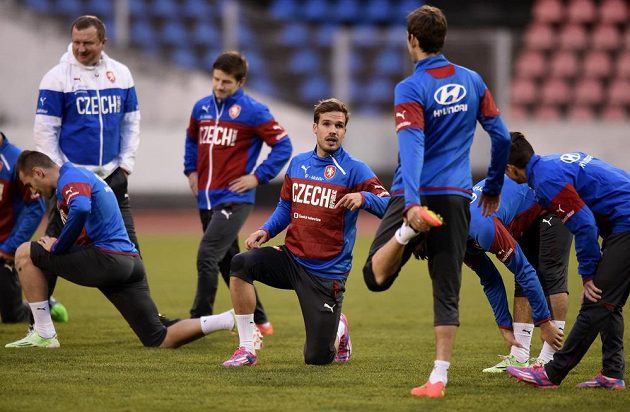 Obránce Filip Novák (uprostřed) na tréninku české fotbalové reprezentace před zápasem kvalifikace ME 2016 s Islandem.