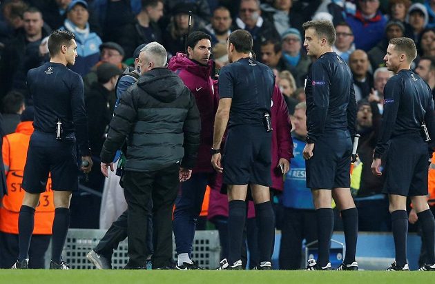 Rozhodčí si v poločase utkání Ligy mistrů mezi Manchesterem City a Liverpoolem vyslechli od domácích hodně peprných slov.